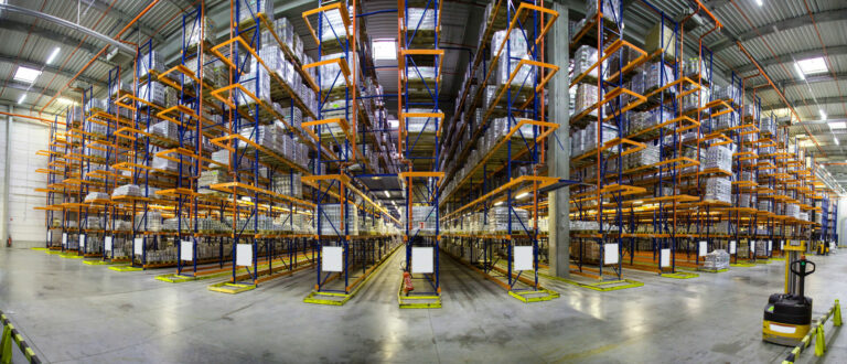 Logistikzentrum mit Hochregalen